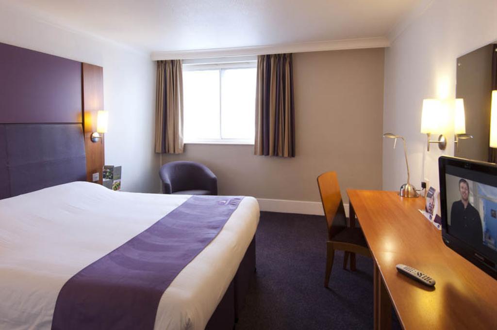 Premier Inn Tonbridge Exterior photo